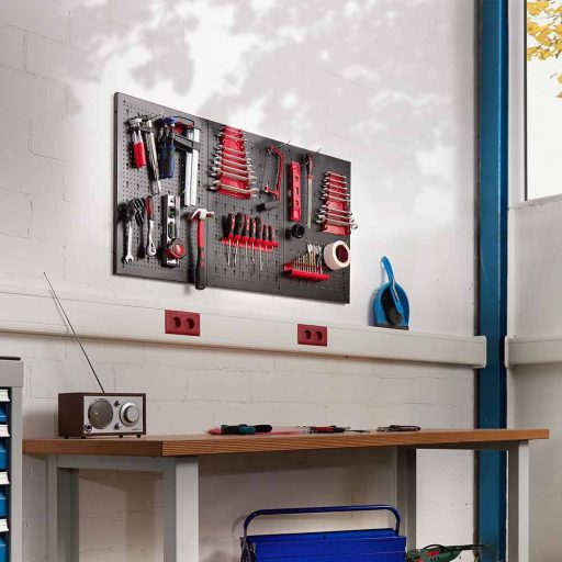Kovový nástenný organizér na náradie s háčikmi a zásobníkmi