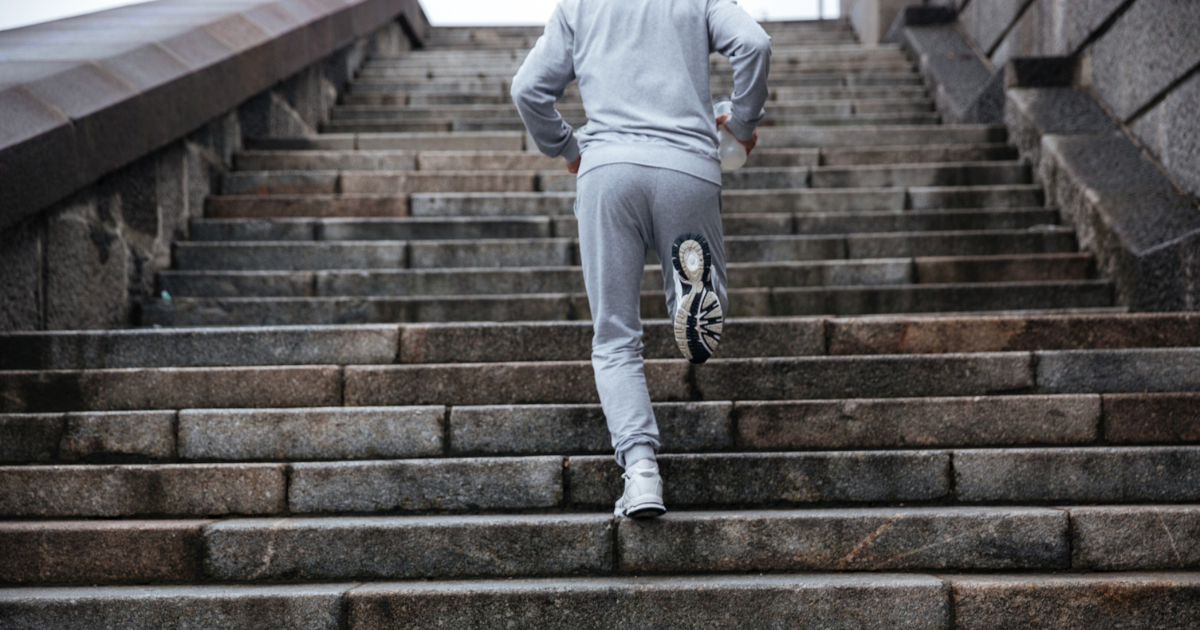 Ako sa dostať do formy krok za krokom: výhody chôdze po schodoch