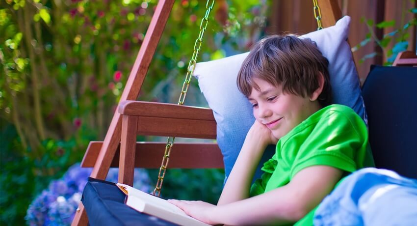 Záhradná hojdačka – ostrov pokoja v záhrade