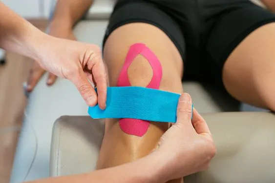 aplikácia kineziologickej náplasti na koleno