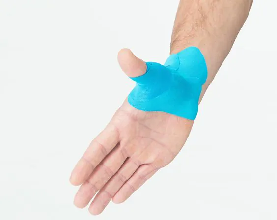 aplikácia kineziologickej náplasti na zápästie