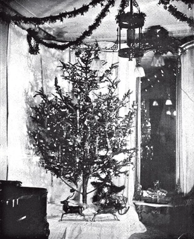 Historický vianočný stromček osvetlený žiarovkami