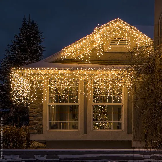 LED svetelná sieť rozžiarená na stene a zábradlí