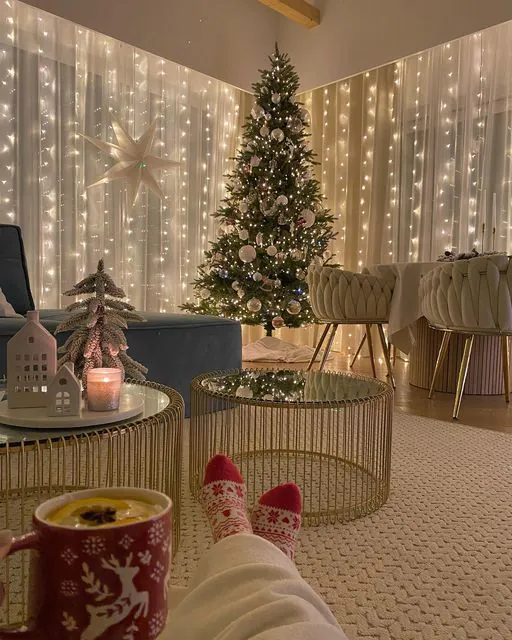 LED reťaze na zábradlí a oknách domu
