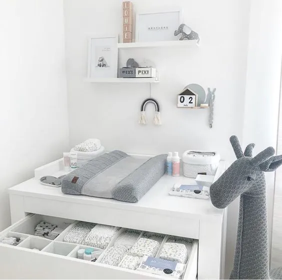 Cestovná postieľka s prebaľovacou podložkou a hracím mostíkom