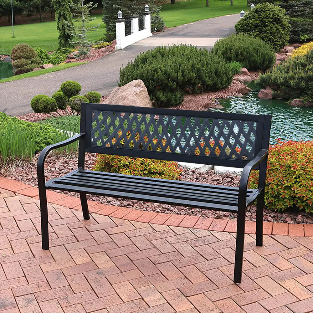 Robustná kovová záhradná lavička pre rodičov