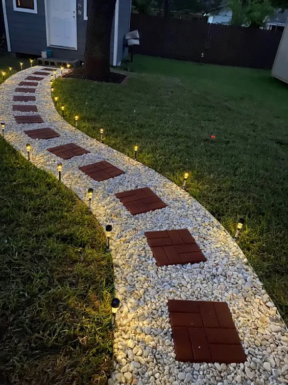 solární zahradní lampy zapíchnuté v trávníku