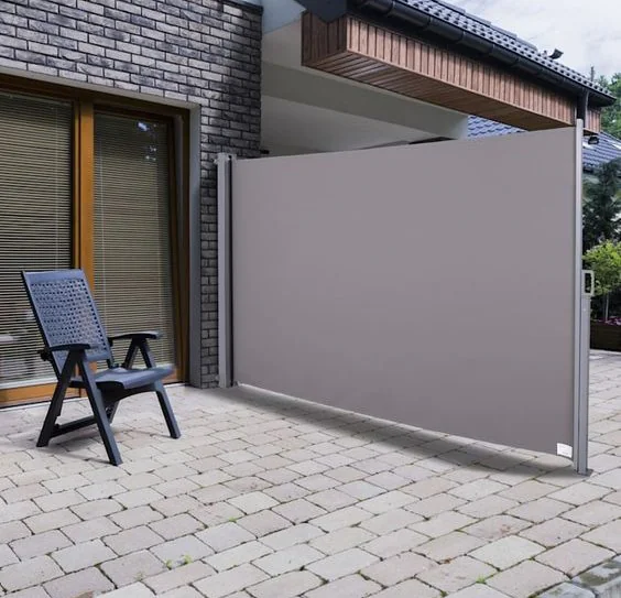 Tienenie terasy pomocou rastlín a pergoly