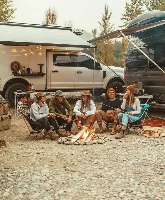 letný táborák s priateľmi