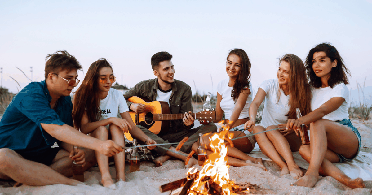 Letné večery pri táboráku: Ako pripraviť očarujúci táborák?