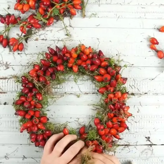 Zdobenie jesenného venca šiškami a plodmi