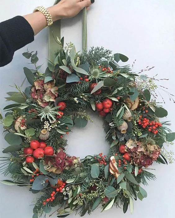 Jesenný veniec doplnený o svetelné reťaze a dekorácie