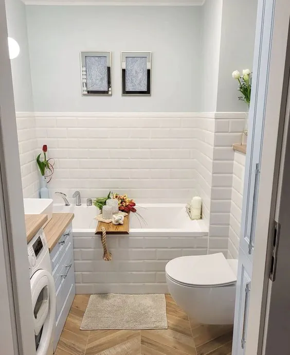 Veľkoformátový obklad v úzkej kúpeľni