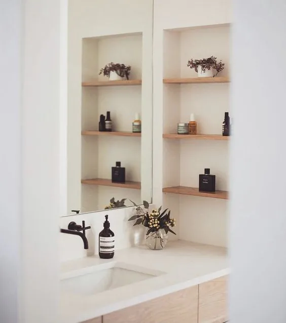 Otvorené police nad WC poskytujú úložný priestor