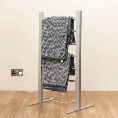 Elektrický sušič uterákov v kompaktnej kúpeľni